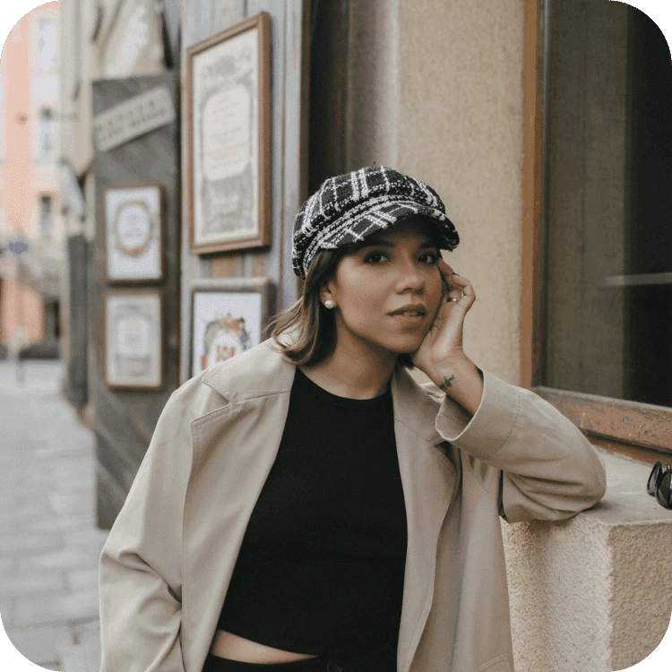 Madeline, fundadora de Melon Studio, en una calle con boina a cuadros
